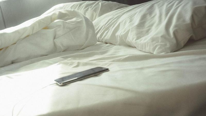 Почему не рекомендуется оставлять на ночь телефон под подушкой