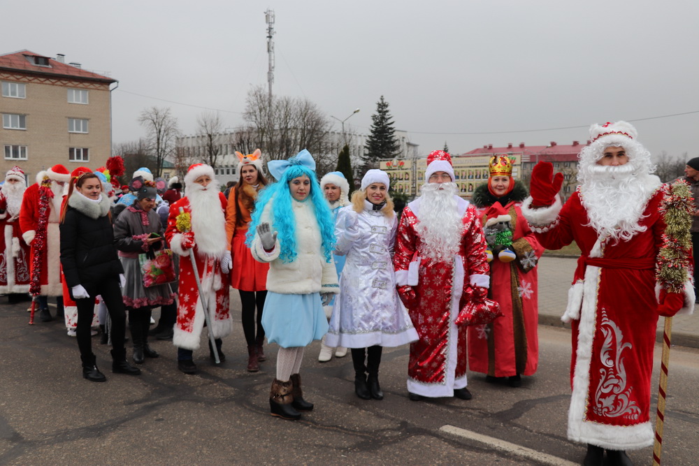 Праздничное шествие и конкурс собрали в Новогрудке Дедов Морозов и Снегурочек
