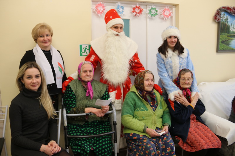 Постояльцы Любчанской больницы сестринского ухода принимали поздравления и подарки