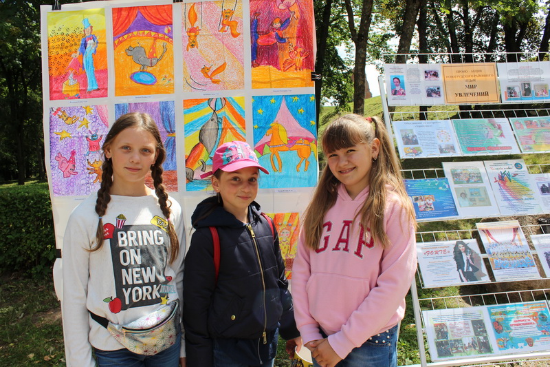 В городском парке юные Новогрудчане попали в страну творчества, дружбы и отличного настроения