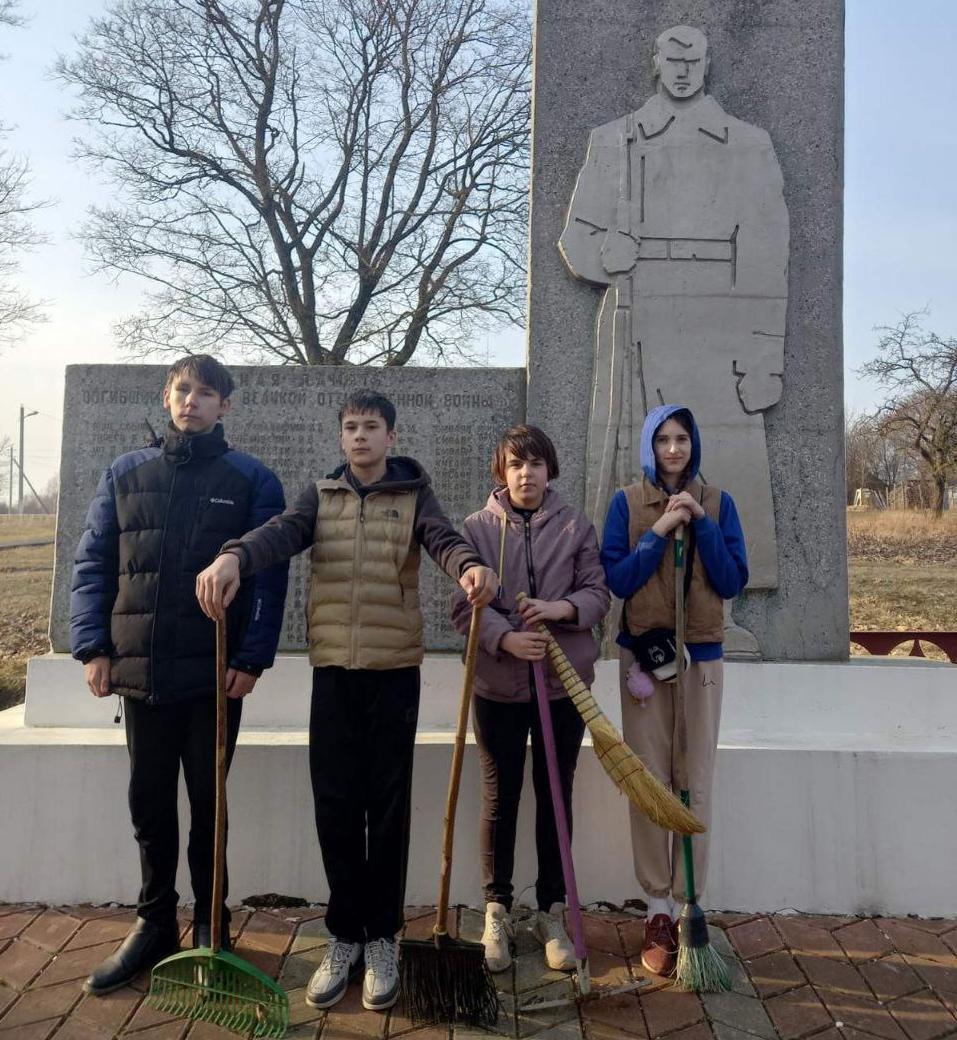 Члены валанцёрскага атрада «Крок наперад» правялі працоўны дэсант «Помнік»