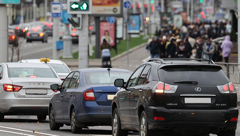 Автовладельцам с 2024 года будут выдавать электронные разрешения на участие в дорожном движении