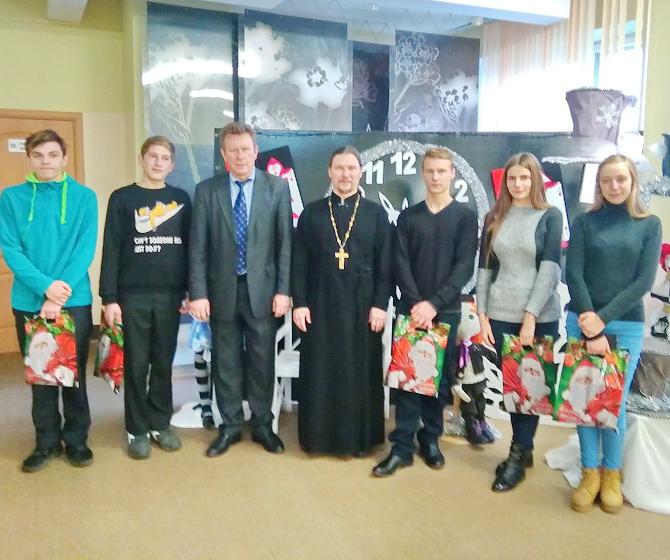 Выпускники Валевской школы поздравили с праздниками учащихся специальной школы-интерната 