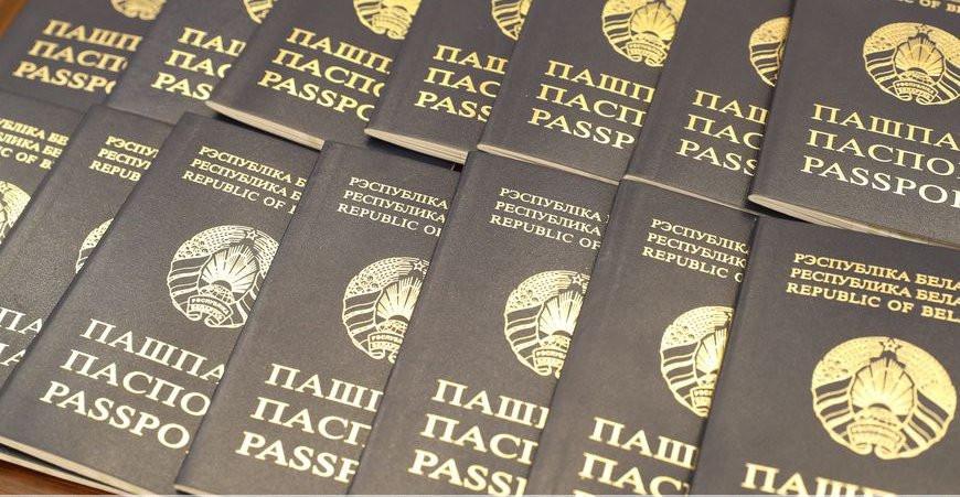 Александр Лукашенко подписал указ о приеме в гражданство 471 человека, в том числе 463 граждан Украины