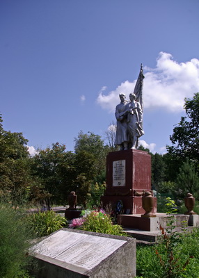 «Монументы мужества и славы»: памятник землякам в деревне Щорсы