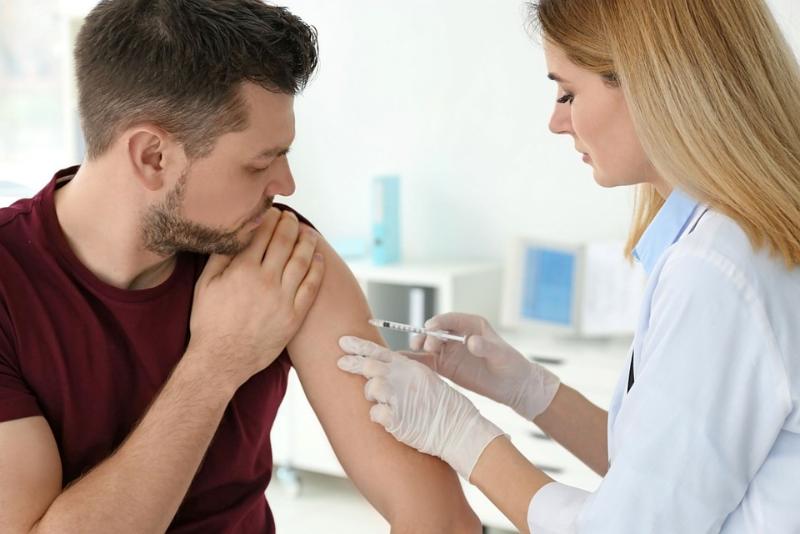 О вакцинации против гриппа в условиях неустойчивой эпидситуации по COVID-19 рассказывает главврач Новогрудского центра гигиены