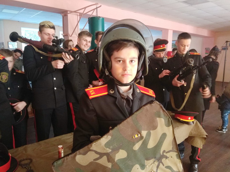 Новогрудские кадеты со священником побывали в отдельной бригаде спецназа в Минске 