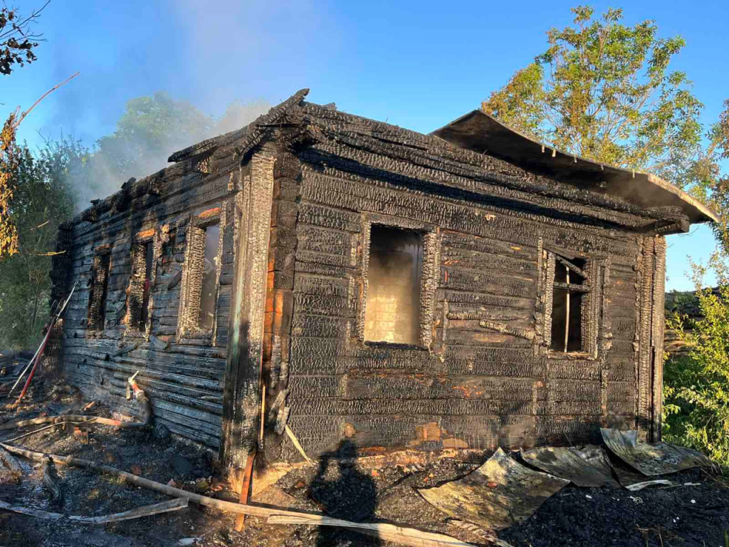 В Новогрудском районе горел жилой дом, погиб 1 человек