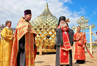 В Новогрудке освятили крест и купол строящегося храма