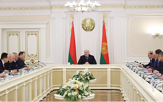 Александр Лукашенко потребовал до 1 августа устранить задолженность перед крестьянами за молоко и мясо