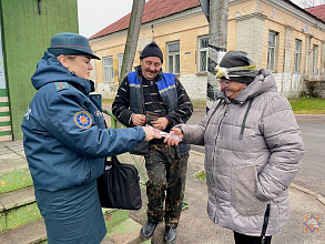 Сотрудники Новогрудского РОЧС рассказали сельчанам о безопасности