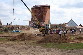 ФОТОФАКТ. В чаше Новогрудского замка проходит субботник 