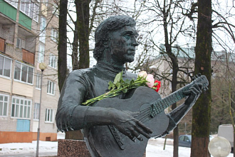 День памяти Владимира Высоцкого: в Новогрудке возложили цветы к бюсту поэта, музыканта и актера