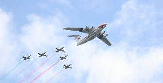 Чудеса высшего пилотажа на грани облаков. Асы Беларуси и России «прогнали» воздушный парад к 3 июля