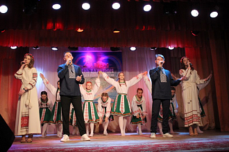 Сотни зрителей собрал концерт ко Дню единения Беларуси и России в Новогрудке