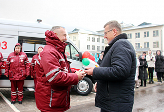 Новогрудские медики получили в подарок автомобили