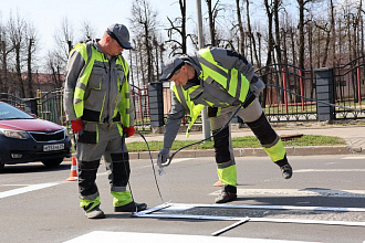 В Новогрудке обновляют дорожную разметку