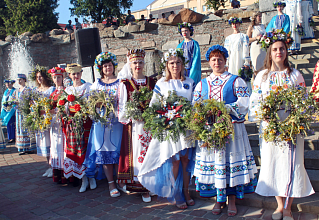 Новогрудчане приняли участие в акции «Дзявочы вянок міру»