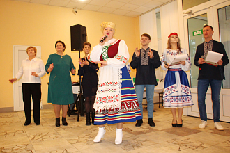 Творческие коллективы учреждений культуры и образования Новогрудского района создают праздничное настроение на избирательных участках