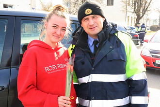 Цветы для автоледи вместо проверки документов. В Новогрудке сотрудники Госавтоинспекции провели праздничный рейд