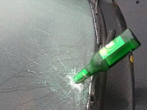 Жительница Новогрудка выбросила бутылку в окно, а та приземлилась на автомобиль