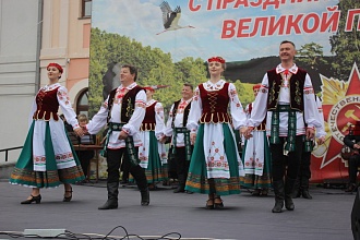 Великой Победе посвящается. Эстрадно-танцевальная программа продолжила празднование 9 мая в Новогрудке