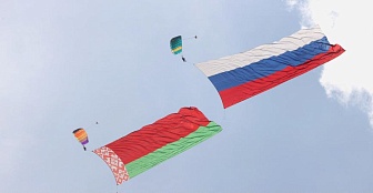 Государственные флаги Беларуси и России взмыли в небо над Александрией