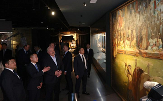"Экспозиция вызывает восхищение". Лукашенко в Улан-Баторе посетил Национальный музей ЧингисханаАлександр Лукашенко в Улан-Баторе посещает Национальный музей Чингисхана