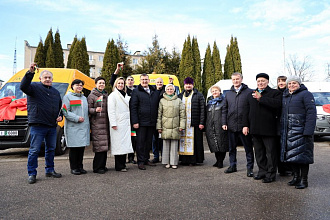 В подарок – автобусы. Автопарк социальной сферы Новогрудчины пополнился новыми автомобилями