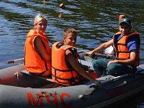 На озере Литовка работники МЧС учили отдыхающих плавать и спасать людей