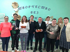 В социальном пансионате «Аксамит» состоялся мастер-класс по украшению пасхальных яиц и плетению пасхальных корзин
