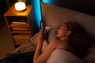 Сомнолог рассказал, можно ли засыпать под просмотр фильмов или прослушивание музыки