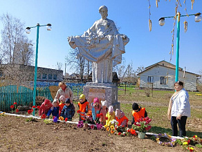Выхаванцы Нягневіцкай школы пакланіліся землякам каля брацкай магілы