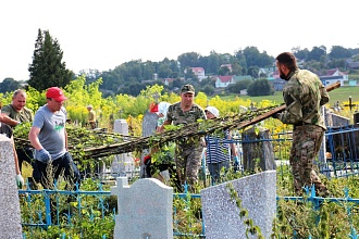 Жители Новогрудского района вышли на уборку мест погребений (будет дополнено) 