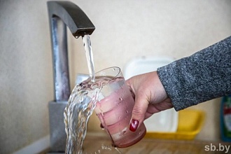 Врачи перечислили признаки обезвоживания и рассказали, сколько воды нужно выпивать в жару