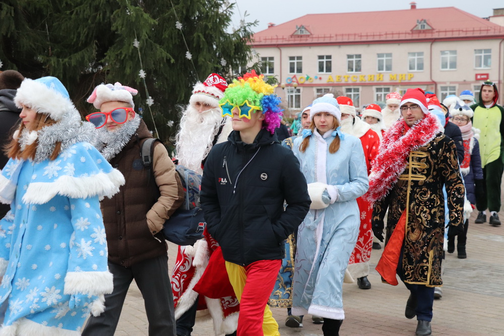 Праздничное шествие и конкурс собрали в Новогрудке Дедов Морозов и Снегурочек