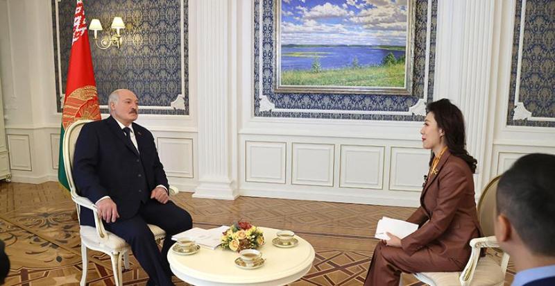 Александр Лукашенко дает интервью СМИ Китая