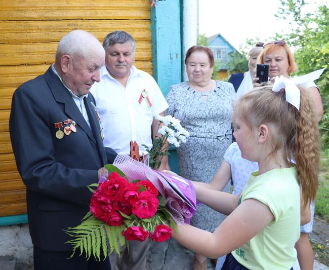 Юбилейные медали, цветы и подарки вручили ветеранам Великой Отечественной войны