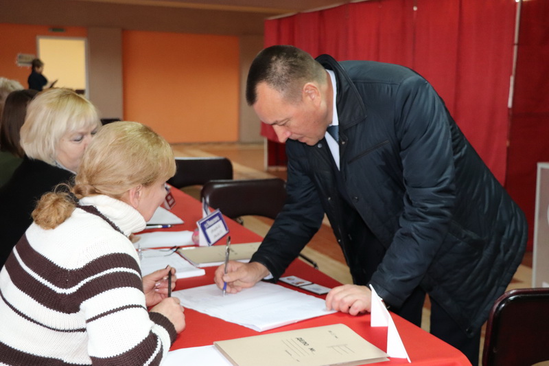 На избирательном участке №3 участие в голосовании принял председатель Новогрудского райисполкома Сергей Федченко