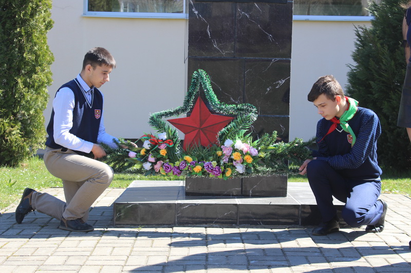 «Венок славы». Акция памяти прошла у памятника Григорию Фомичеву на территории средней школы №5