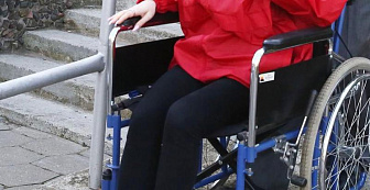 Кто может получить кресло-коляску бесплатно, рассказали в Минтруда