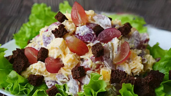 Рецепт изысканного праздничного блюда: салат с виноградом и сыром