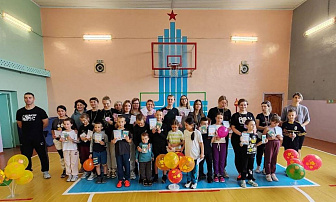 Праздник спорта и семьи: мамы и третьеклассники соревновались в преддверии Дня матери