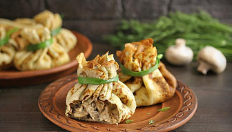 Рецепт блюда на любой случай: блинные мешочки с курицей и грибами в сливках