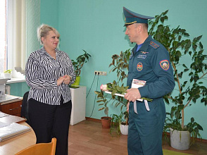 Заместитель начальника Новогрудского райотдела МЧС Сергей Малуха поздравил матерей в рамках празднования Недели родительской любви