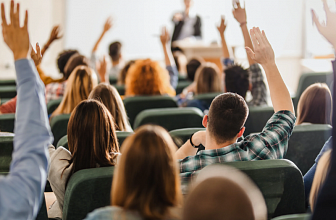 Віншаванне Навагрудскага раённага выканаўчага камітэта і раённага Савета дэпутатаў з Днём студэнта