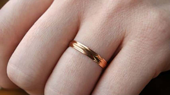 В Новогрудке мужчина украл золотое кольцо у бывшей супруги