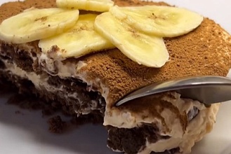 Рецепт нежного торта с бананами и печеньем без выпечки