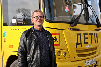 Водитель Сергей Лишко всегда встречает юных пассажиров с улыбкой